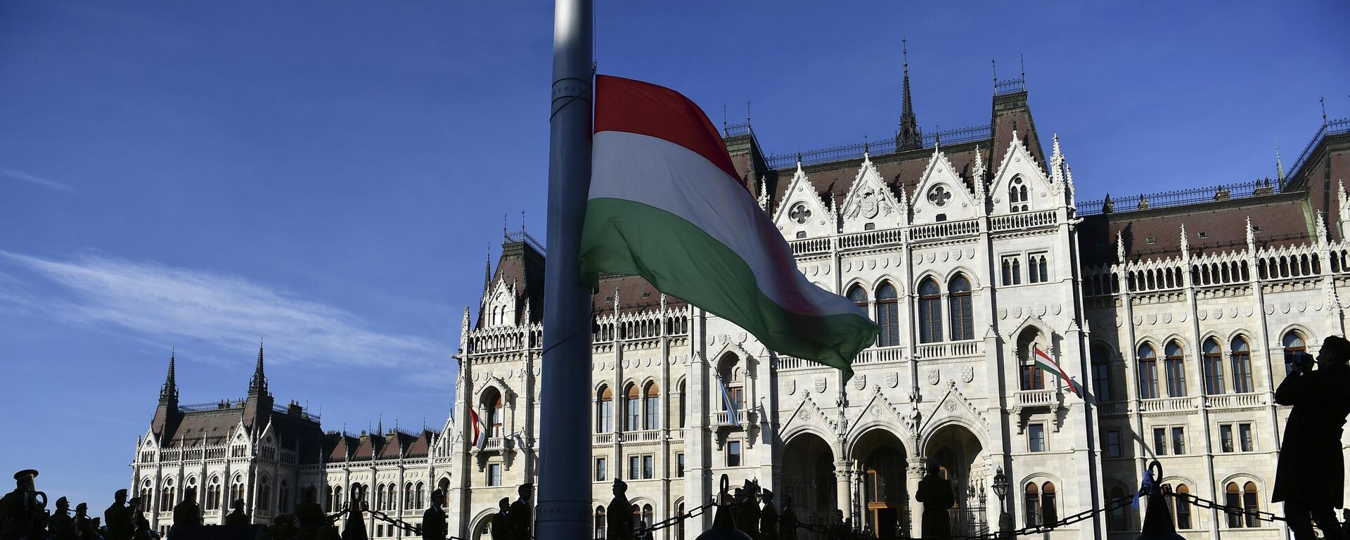 Cerimônia oficial de hasteamento da bandeira para o 66º aniversário da revolta anticomunista húngara de 1956 em frente ao Parlamento da Hungria, em Budapeste, em 23 de outubro de 2022 - Sputnik Brasil, 1920, 26.01.2023