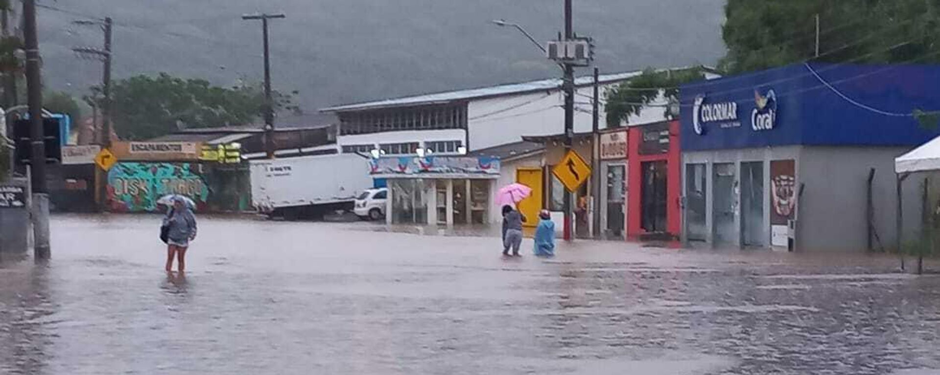 Chuva intensa volta a castigar Santa Catarina, provocando mortes e estragos, em 20 de dezembro de 2022. Equipes estão mobilizadas no auxílio à população atingida - Sputnik Brasil, 1920, 20.12.2022