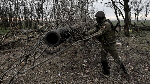 Artilheiros russos colocam camuflagem em obuseiro Giatsint após atacar posições ucranianas na região de Zaporozhie - Sputnik Brasil