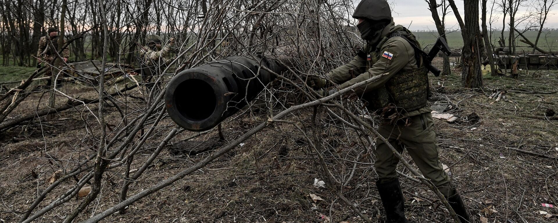 Artilheiros russos colocam camuflagem em obuseiro Giatsint após atacar posições ucranianas na região de Zaporozhie - Sputnik Brasil, 1920, 22.01.2024