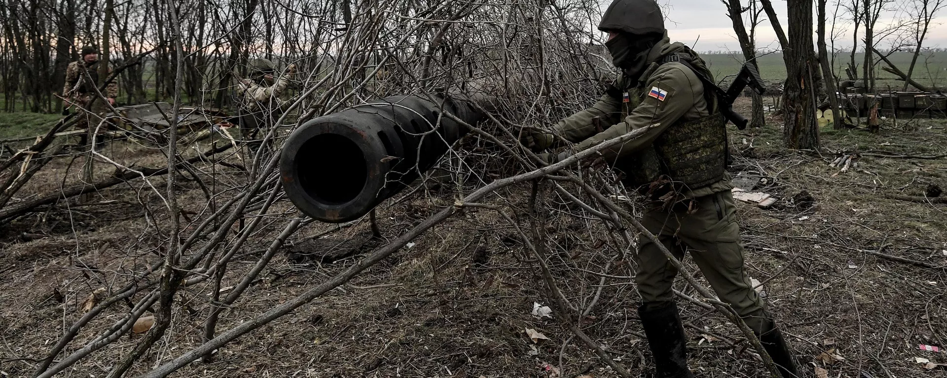 Artilheiros russos colocam camuflagem em obuseiro Giatsint após atacar posições ucranianas na região de Zaporozhie - Sputnik Brasil, 1920, 01.06.2024