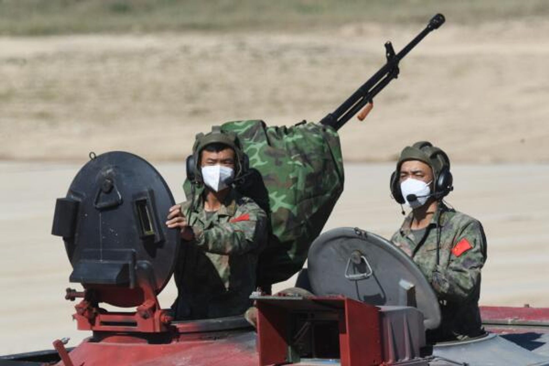 Um tanque Type-96B operado pela tripulação do Exército Popular de Libertação da China (PLA) é visto antes da semifinal do biatlo de tanques nos Jogos Internacionais do Exército de 2022 em Alabino, nos arredores de Moscou, Rússia, 24 de agosto de 2022 - Sputnik Brasil, 1920, 15.12.2023