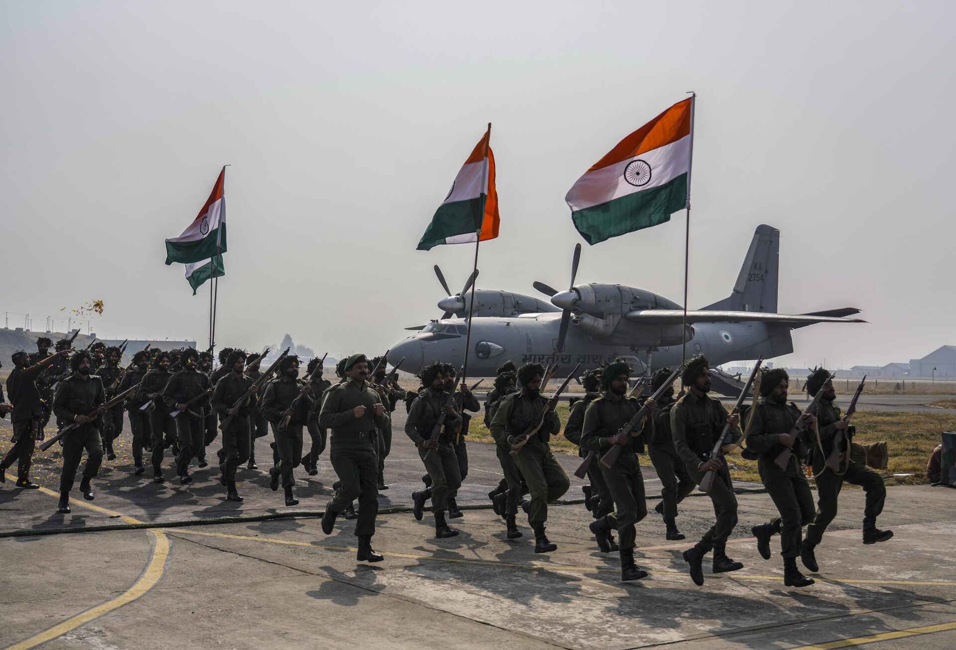 Paraquedistas indianos reencenam o desembarque do Exército em Serinagar, na estação da Força Aérea Indiana nos arredores de Serinagar, na Caxemira, em 27 de outubro de 2022. Tropas indianas desembarcaram na região em 27 de outubro de 1947 - Sputnik Brasil, 1920, 24.12.2022