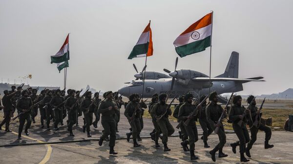 Paraquedistas indianos reencenam o desembarque do Exército em Serinagar, na estação da Força Aérea Indiana nos arredores de Serinagar, na Caxemira, em 27 de outubro de 2022. Tropas indianas desembarcaram na região em 27 de outubro de 1947 - Sputnik Brasil