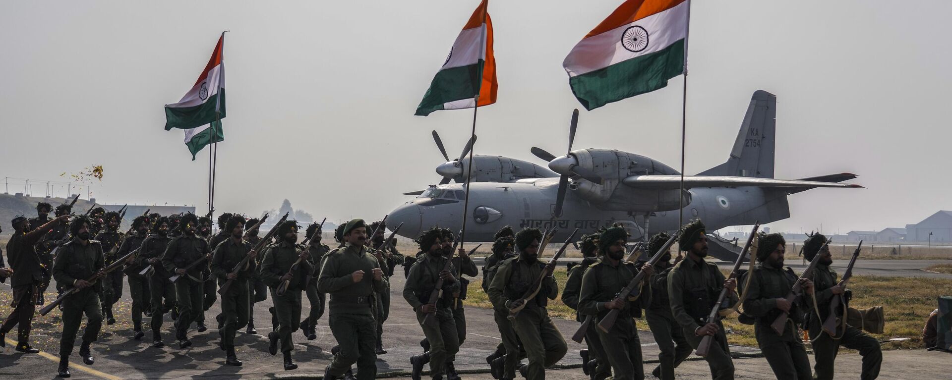 Paraquedistas indianos reencenam o desembarque do Exército em Serinagar, na estação da Força Aérea Indiana nos arredores de Serinagar, na Caxemira, em 27 de outubro de 2022. Tropas indianas desembarcaram na região em 27 de outubro de 1947 - Sputnik Brasil, 1920, 22.12.2022