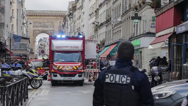 Policial em área isolada após tiroteio que matou duas pessoas e provocou feridos em Paris, França, 23 de dezembro de 2022 - Sputnik Brasil