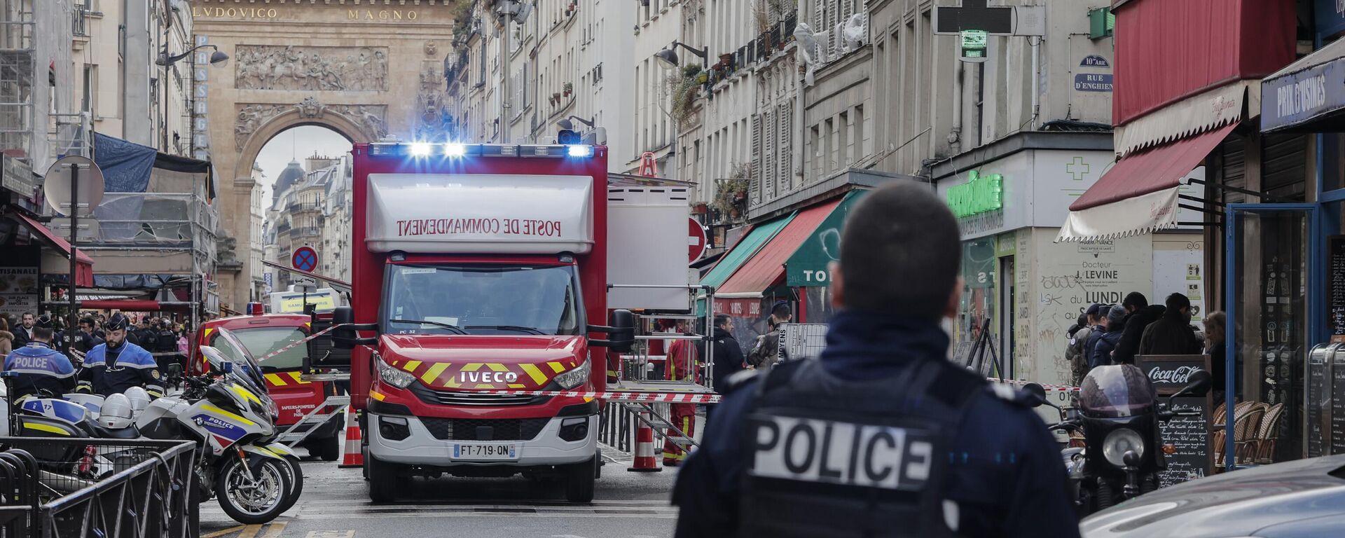 Policial em área isolada após tiroteio que matou duas pessoas e provocou feridos em Paris, França, 23 de dezembro de 2022 - Sputnik Brasil, 1920, 23.12.2022