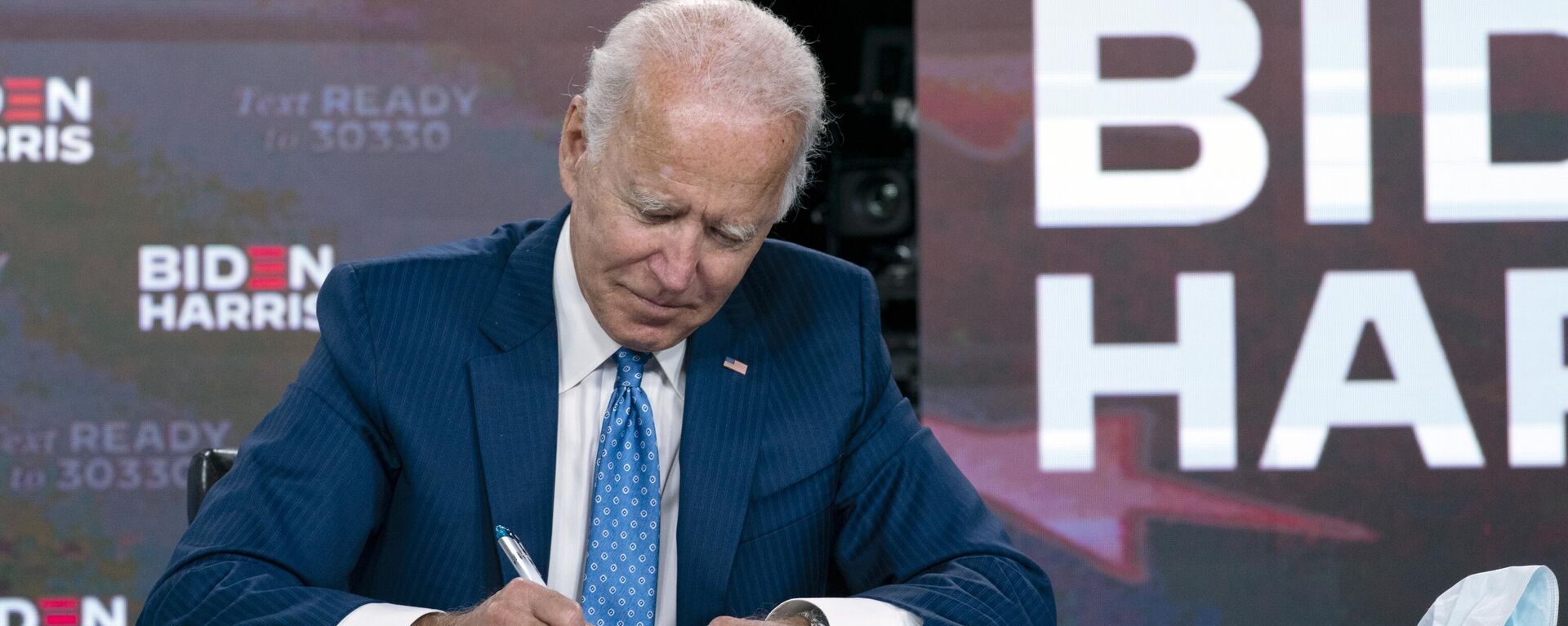 Joe Biden, assina os documentos necessários para receber a indicação democrata para presidente dos Estados Unidos em Wilmington (foto de arquivo) - Sputnik Brasil, 1920, 23.12.2022