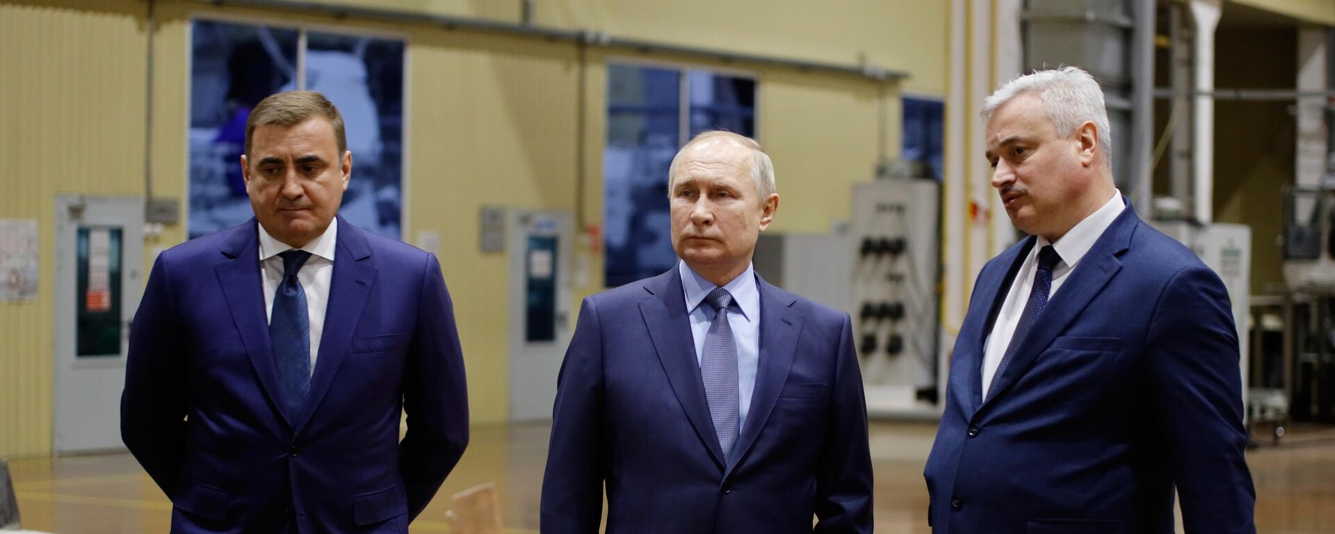 O presidente russo, Vladimir Putin (ao centro), durante visita a uma das maiores fábricas militares na região de Tula. À esquerda está o governador da região de Tula, Aleksei Dyumin, e à sua direita está o diretor-geral da fábrica, Aleksei Visloguzov - Sputnik Brasil, 1920, 24.12.2022