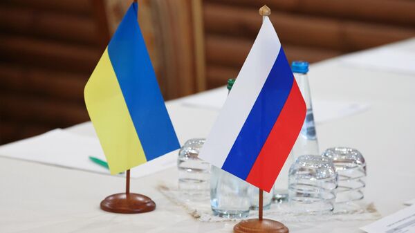 Bandeiras russa e ucraniana durante as negociações realizadas em Belarus, 3 de março de 2022 - Sputnik Brasil