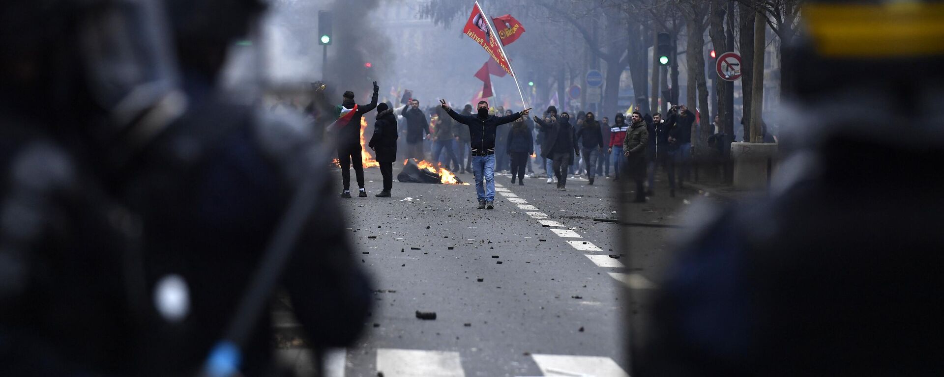 Manifestantes enfrentam a polícia de choque quando os confrontos eclodem após uma manifestação de membros da comunidade curda, um dia depois que um atirador abriu fogo em um centro cultural curdo matando três pessoas, na Place de la Republique, em Paris, 24 de dezembro de 2022 - Sputnik Brasil, 1920, 26.12.2022