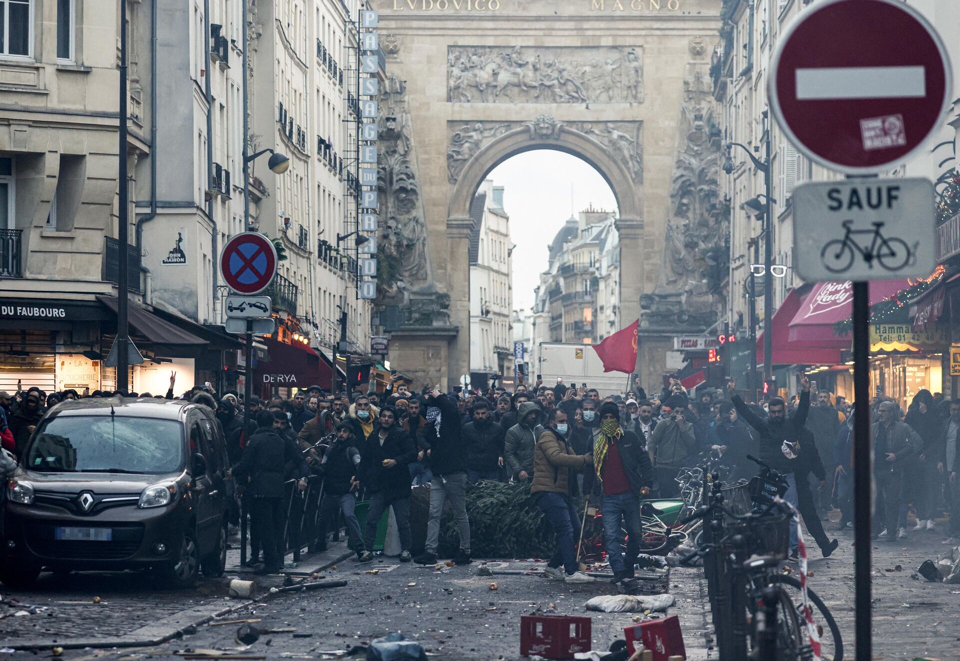 Manifestantes diante de policiais de choque após declaração do ministro do Interior francês, Gerald Darmanin, no local onde vários tiros foram disparados ao longo da rua d'Enghien no 10º bairro, em Paris, 23 de dezembro de 2022 - Sputnik Brasil, 1920, 26.12.2022