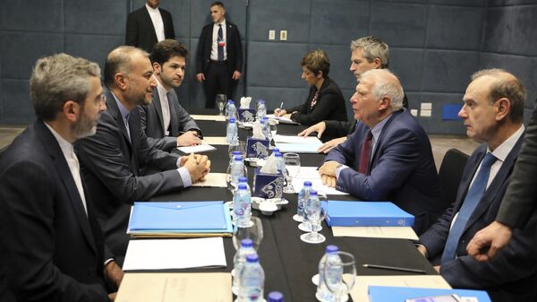 Nesta foto divulgada pelo Ministério das Relações Exteriores do Irã, o ministro das Relações Exteriores Hossein Amir-Abdollahian, segundo à esquerda, ouve o chefe de política externa da União Europeia, Josep Borrell, durante sua reunião em Amã, Jordânia, 20 de dezembro de 2022 - Sputnik Brasil