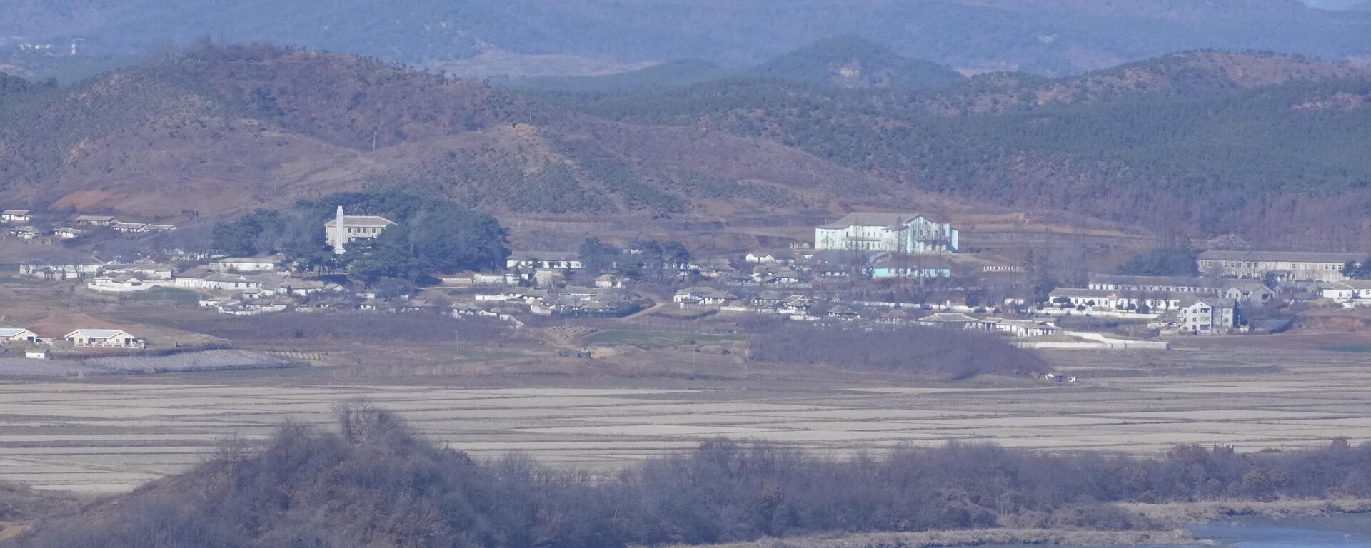 Vilarejo de Kaepoong, Coreia do Norte, na fronteira intercoreana, visto do Posto de Observação da Unificação em Paju, Coreia do Sul, 2 de dezembro de 2022 - Sputnik Brasil, 1920, 27.12.2022
