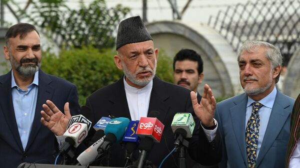 O ex-presidente afegão Hamid Karzai, fala ao lado do presidente do Alto Conselho para a Reconciliação Nacional Abdullah Abdullah (D) durante uma coletiva de imprensa no Aeroporto Internacional Hamid Karzai, em Cabul, 16 de julho de 2021 - Sputnik Brasil