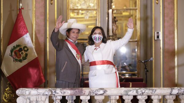 Pedro Castillo, então presidente peruano, e Dina Boluarte, então vice-presidente, durante cerimônia de juramentação de ministros, em Lima, no Peru, em 1º de fevereiro de 2022 - Sputnik Brasil