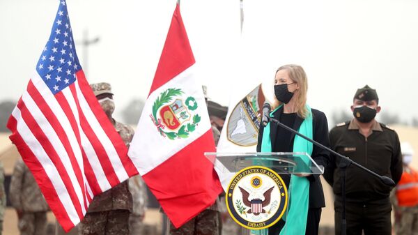 A embaixadora dos Estados Unidos no Peru, Lisa Kenna, durante cerimônia de entrega de hospitais de campanha ao Peru durante o governo de Pedro Castillo, em 27 de agosto de 2021 - Sputnik Brasil