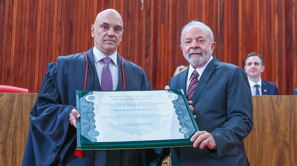 O presidente eleito Luiz Inácio Lula da Silva (PT) é diplomado pelo ministro Alexandre de Moraes, presidente do Tribunal Superior Eleitoral (TSE) - Sputnik Brasil