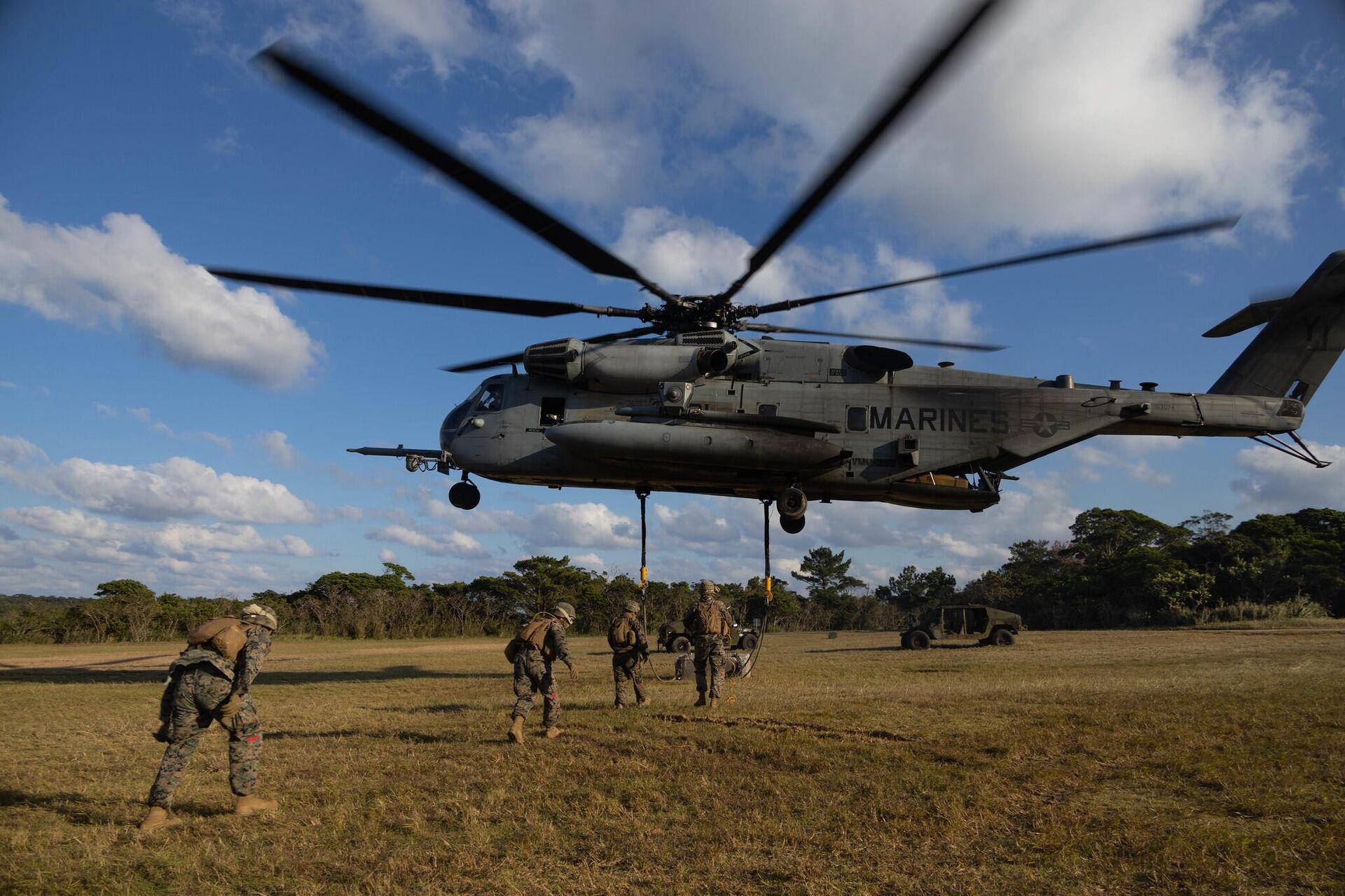 Fuzileiros navais dos EUA executam exercícios militares com equipe de apoio na base Camp Hansen, em Okinawa. Japão, 20 de dezembro de 2022 - Sputnik Brasil, 1920, 28.12.2022