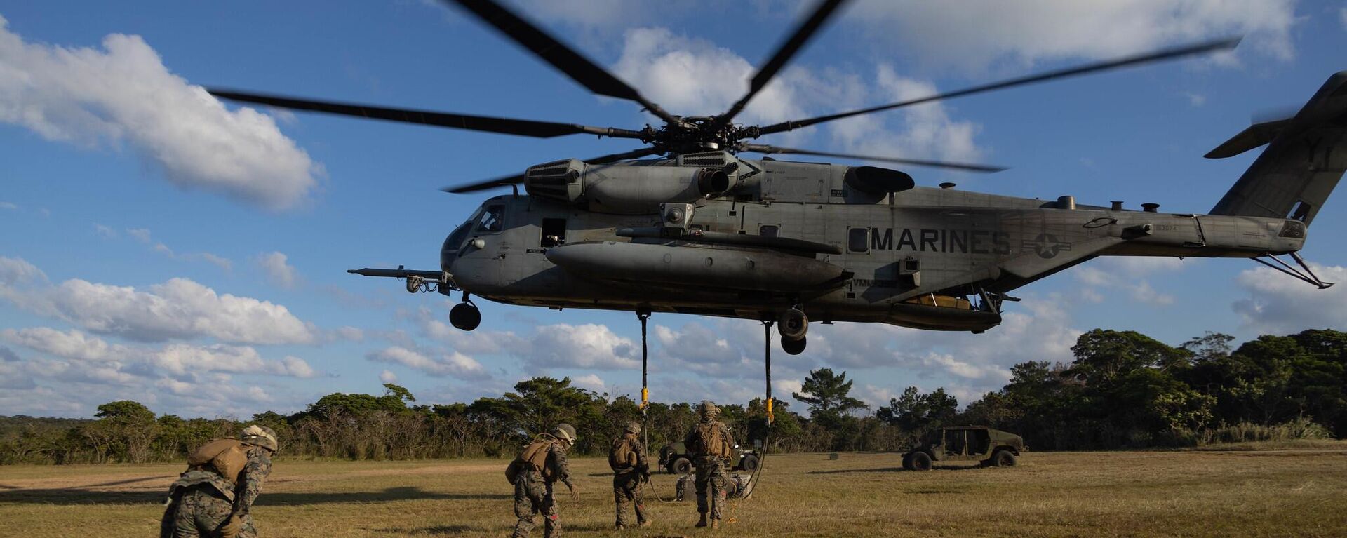 Fuzileiros navais dos EUA executam exercícios militares com equipe de apoio na base Camp Hansen, em Okinawa. Japão, 20 de dezembro de 2022 - Sputnik Brasil, 1920, 02.06.2023