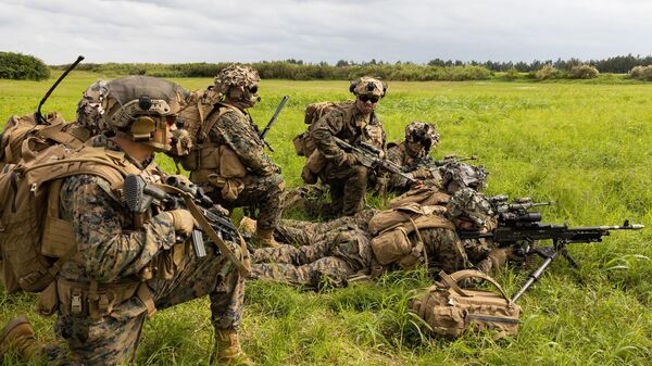 Fuzileiros navais dos EUA em exercício militar simulando ataque de helicóptero, em Okinawa, no Japão, em 13 de dezembro de 2022 - Sputnik Brasil