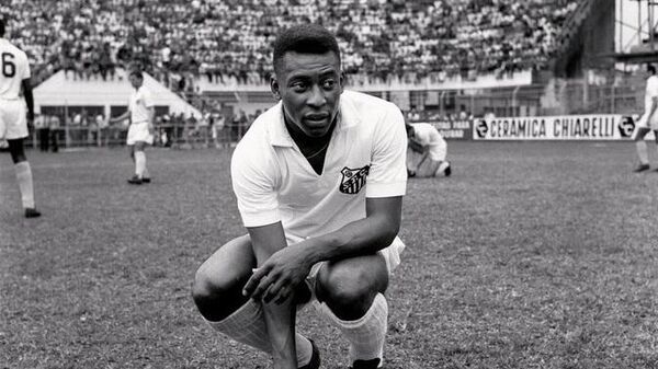 Pelé durante sua atuação no time do Santos - Sputnik Brasil