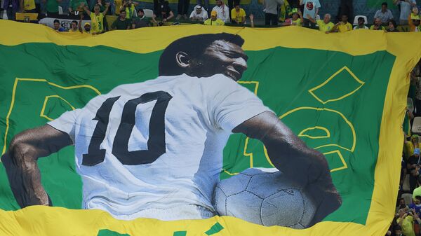 Бразильский футболист Пеле на плакате во время матча между сборными Камеруна и Бразилии на ЧМ-2022 в Катаре  - Sputnik Brasil