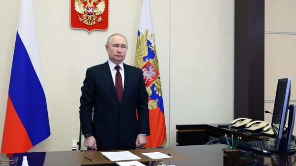 Vladimir Putin, presidente da Rússia, participa de cerimônia de hasteamento de bandeira e lançamento do submarino Imperator Aleksandr III, 29 de dezembro de 2022 - Sputnik Brasil