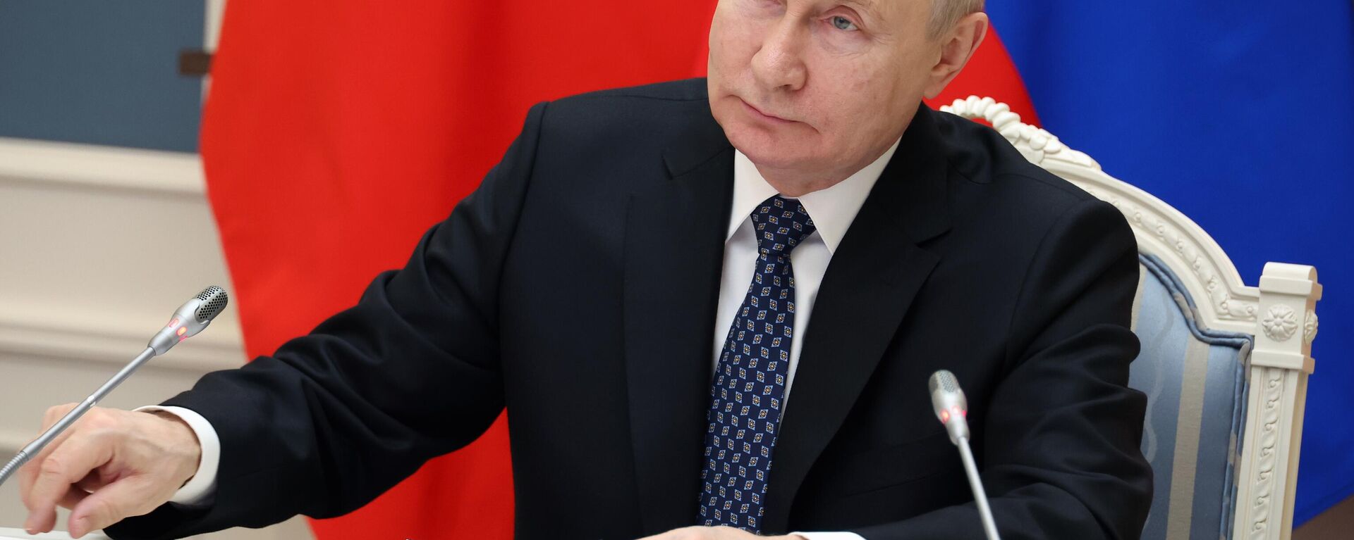 Vladimir Putin, presidente da Rússia, durante videoconferência com Xi Jinping, seu homólogo da China (fora da foto), 30 de dezembro de 2022 - Sputnik Brasil, 1920, 31.12.2022