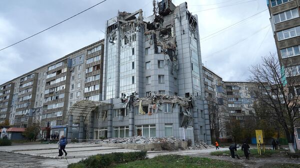 Edifício danificado atingido pelo bombardeio Himars na República Popular de Lugansk (RPL) - Sputnik Brasil