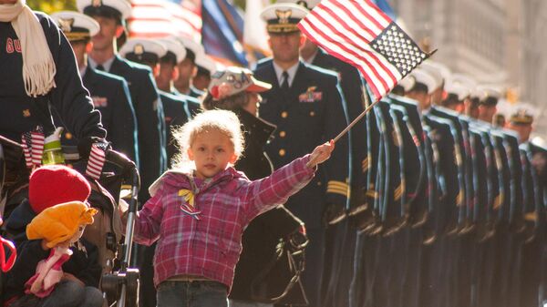 Criança de efetivo da Guarda Costeira dos EUA marcha em desfile militar (imagem de arquivo) - Sputnik Brasil