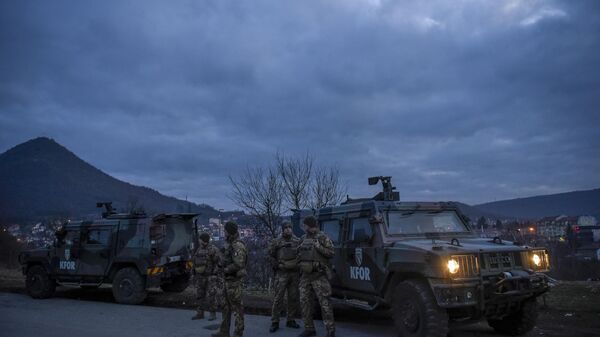 Efetivos da Força do Kosovo (KFOR, na sigla em inglês) da OTAN em patrulha na aldeia de Rudare, perto de Zvecan, 29 de dezembro de 2022 - Sputnik Brasil
