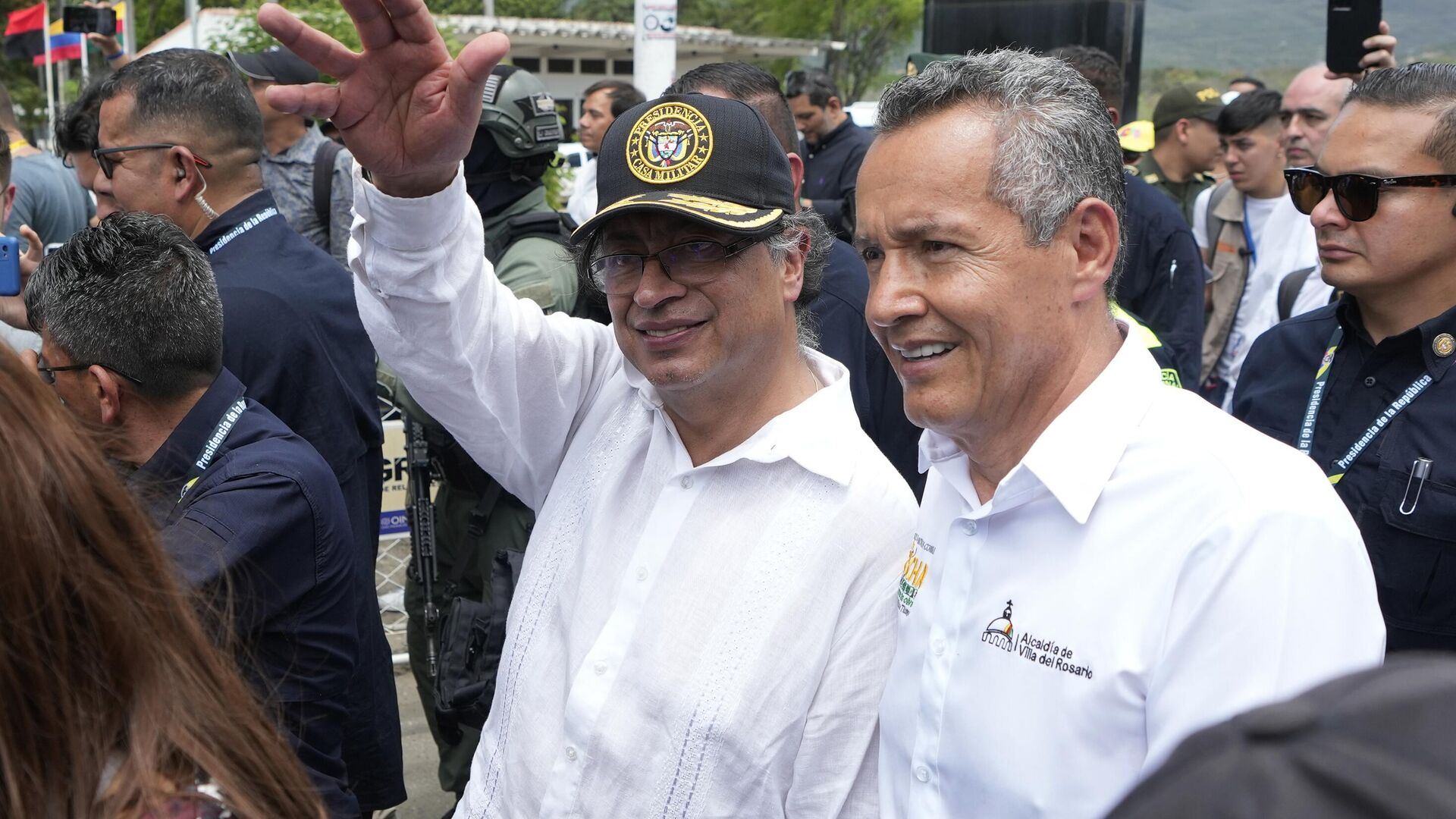 O presidente da Colômbia, Gustavo Petro, acena enquanto caminha pela Ponte Internacional Simon Bolivar após uma cerimônia marcando sua reabertura, entre Cucuta, Colômbia e San Antonio del Tachira, Venezuela, 26 de setembro de 2022 - Sputnik Brasil, 1920, 01.01.2023