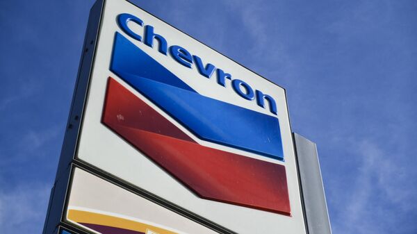 Logotipo da Chevron em posto de gasolina da empresa em El Segundo, na Califórnia, em 26 de janeiro de 2022 - Sputnik Brasil
