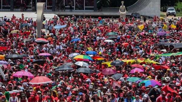 Público aguarda a chegada do presidente Luiz Inácio Lula da Silva na Praça dos Três Poderes, à frente do Palácio do Planalto, em Brasília, em 1º de janeiro de 2023 - Sputnik Brasil