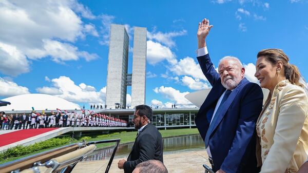 O presidente Luiz Inácio Lula da Silva (PT) acena para apoiadores em frente à rampa do Palácio do Planalto, em Brasília (DF), durante cerimônia de posse, no dia 1º de janeiro de 2023 (foto de arquivo) - Sputnik Brasil