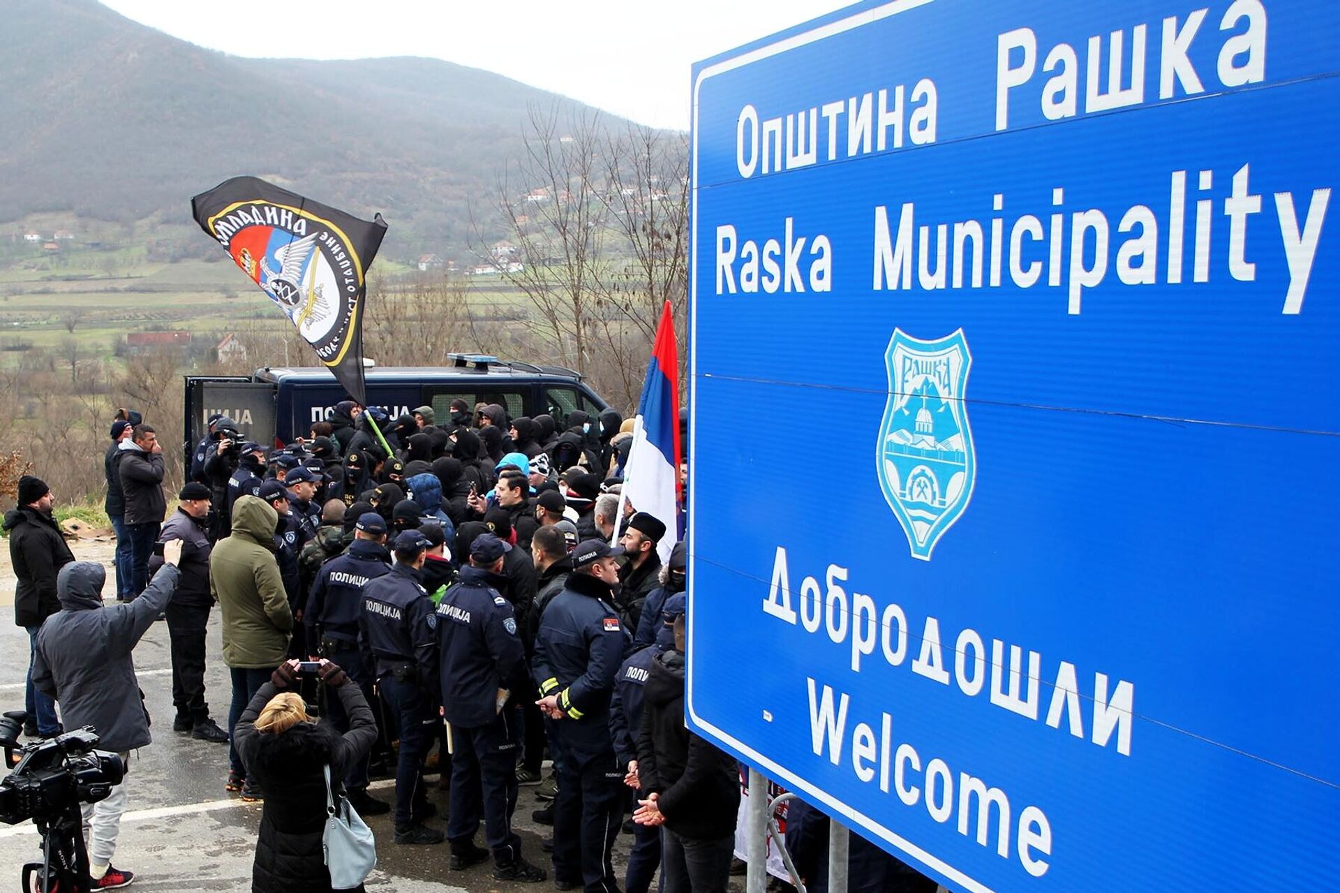 Policiais e manifestantes em ação de apoio a sérvios kosovares na fronteira entre a Sérvia e a autoproclamada república de Kosovo, foto publicada em 18 de dezembro de 2022