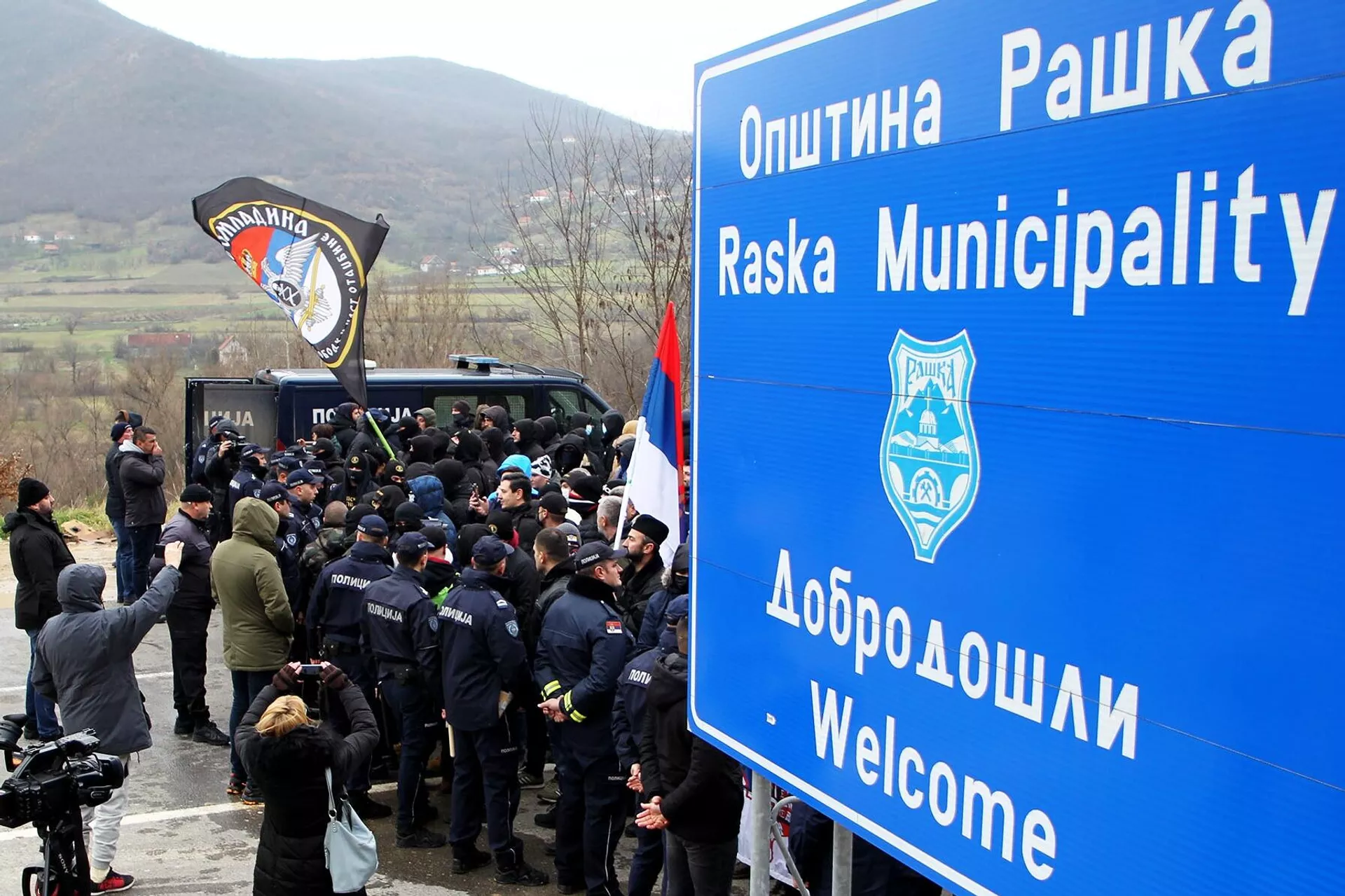 Policiais e manifestantes em ação de apoio a sérvios kosovares na fronteira entre a Sérvia e a autoproclamada república de Kosovo, foto publicada em 18 de dezembro de 2022 - Sputnik Brasil, 1920, 19.09.2025