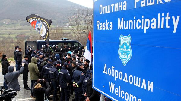 Policiais e manifestantes em ação de apoio a sérvios kosovares na fronteira entre a Sérvia e a autoproclamada república de Kosovo, foto publicada em 18 de dezembro de 2022 - Sputnik Brasil