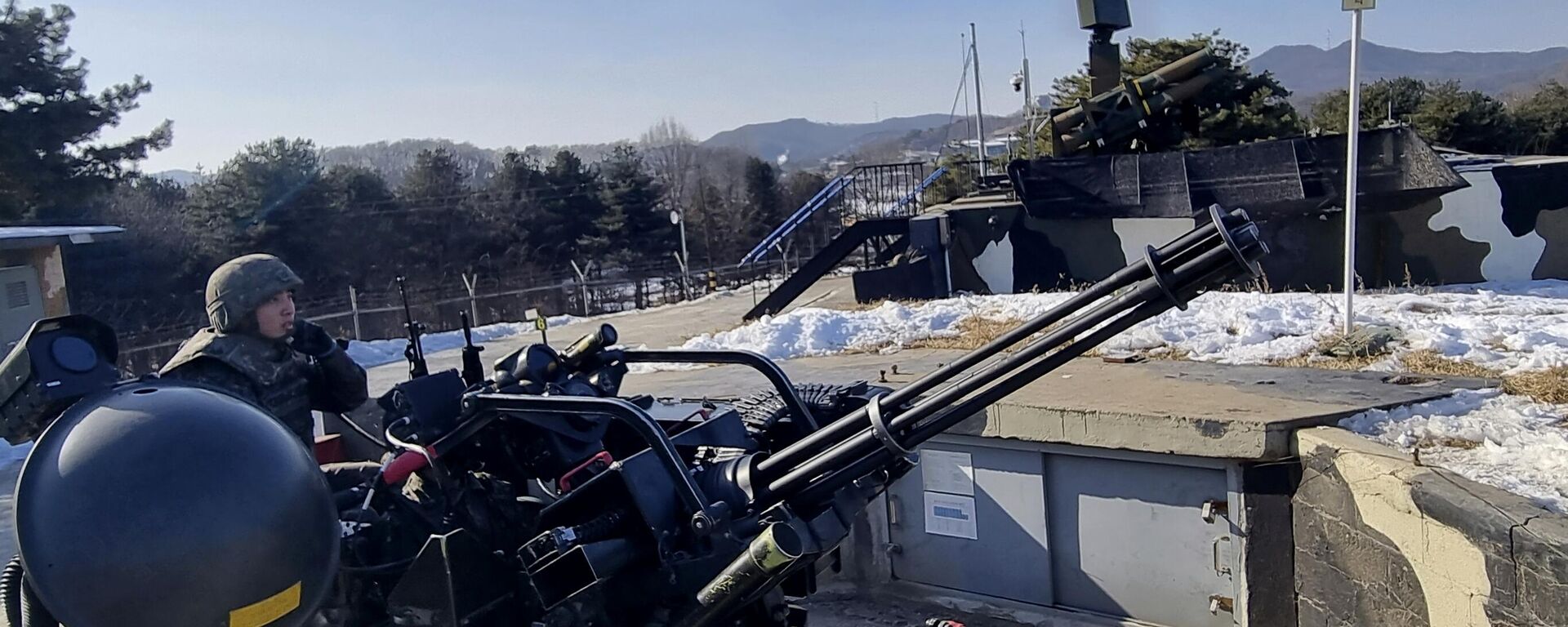 Nesta foto fornecida pelo Ministério da Defesa da Coreia do Sul, soldados sul-coreanos operam um canhão automático Vulcan durante um exercício militar em Yangju, Coreia do Sul, 29 de dezembro de 2022 - Sputnik Brasil, 1920, 02.01.2023