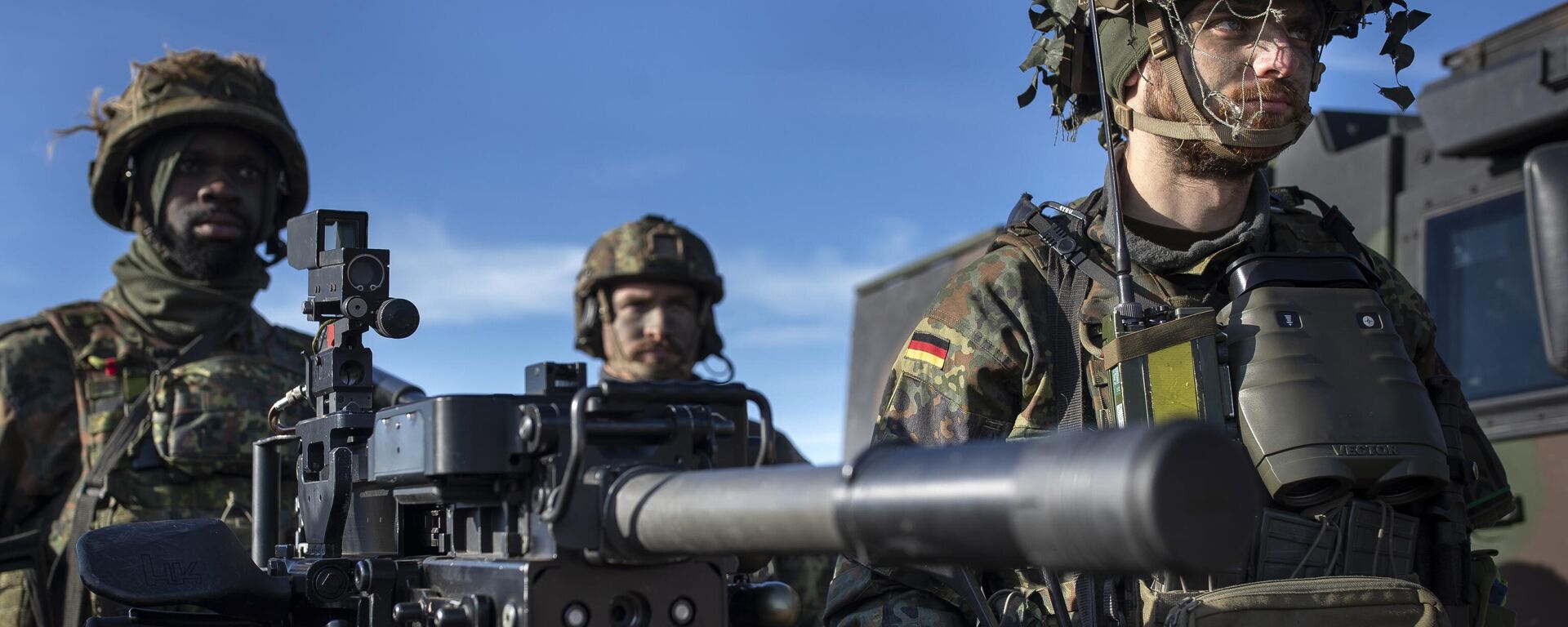 Soldados da 41ª Brigada de Infantaria Mecanizada da Bundeswehr alemã participam do exercício militar Fast Griffin no campo de treinamento de Gaiziunai, a cerca de 130 km (80 milhas) a oeste da capital Vilnius, Lituânia,10 de outubro de 2022 - Sputnik Brasil, 1920, 21.09.2023