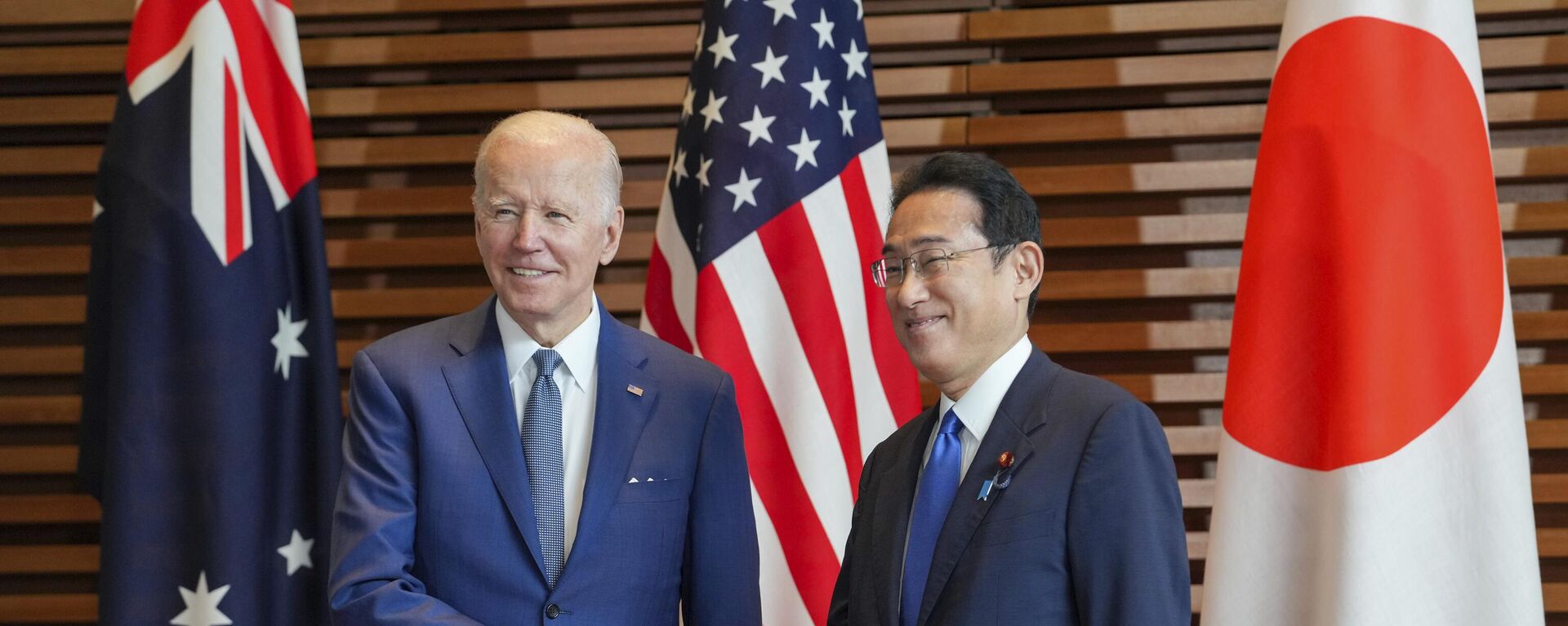 O presidente dos EUA, Joe Biden (à esquerda), é recebido pelo primeiro-ministro do Japão, Fumio Kishida (à direita), durante encontro do Quad. Tóquio, 24 de maio de 2022 - Sputnik Brasil, 1920, 01.03.2023