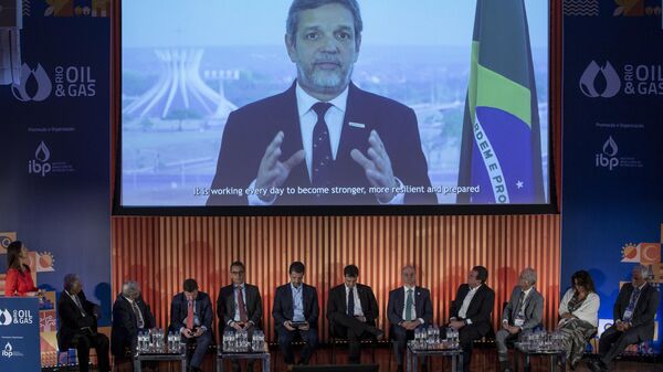 O presidente da Petrobras, Caio Paes de Andrade (no telão), participa da abertura da Rio Oil & Gás 2022 (foto de arquivo) - Sputnik Brasil