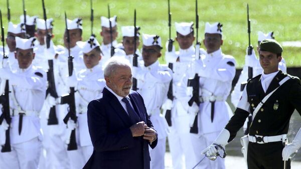 O presidente da República do Brasil, Luiz Inácio Lula da Silva (PT), passa as tropas em revista na porta do Congresso Nacional. Brasília (DF), 1º de janeiro de 2023 - Sputnik Brasil