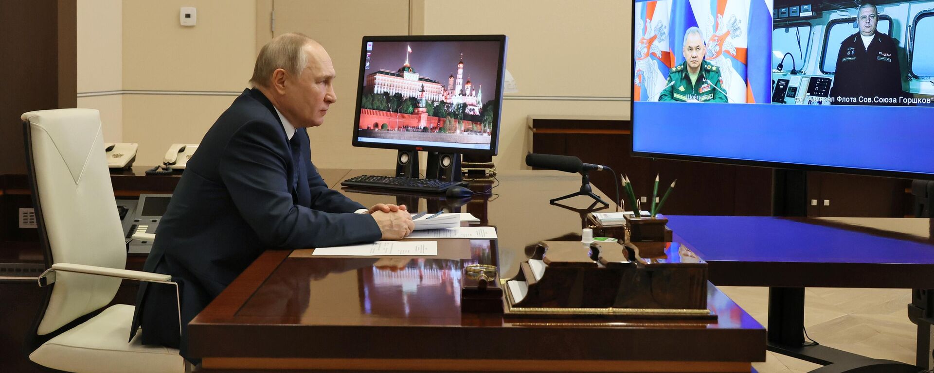Vladimir Putin, presidente russo, fala em videoconferência com Sergei Shoigu, ministro da Defesa (à esquerda na tela), e Igor Krokhmal, comandante da fragata Admiral Gorshkov, 4 de janeiro de 2023 - Sputnik Brasil, 1920, 05.01.2023