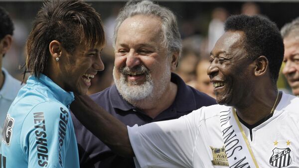 O jogador de futebol Neymar e a lenda do futebol brasileiro, Pelé, riem durante a comemoração do centenário do time em Santos, Brasil - Sputnik Brasil