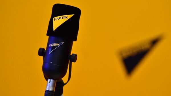 Logotipo da Sputnik em microfone e no fundo de estúdio, foto publicada em 4 de junho de 2021 - Sputnik Brasil