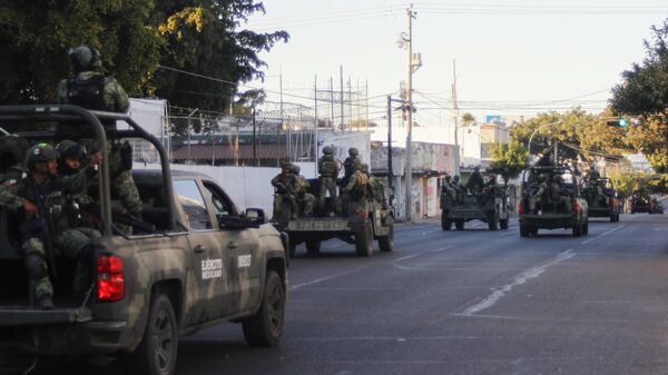 Comboio militar trafega pelas ruas de Cualiacán, no estado de Sinaloa, no México, após a prisão de Ovidio Guzmán, em 5 de janeiro de 2023 - Sputnik Brasil