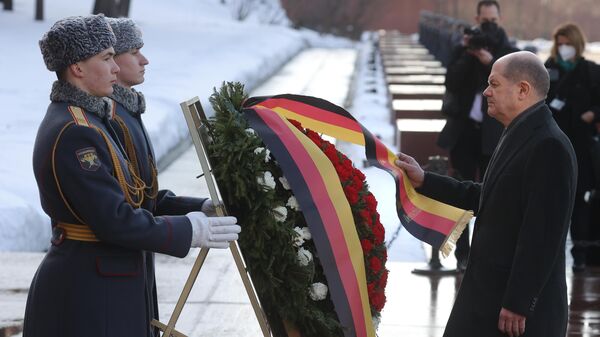 O chanceler alemão, Olaf Scholz, participa de cerimônia de colocação de coroas de flores no túmulo do soldado desconhecido perto do muro do Kremlin, em Moscou, na Rússia (foto de arquivo) - Sputnik Brasil