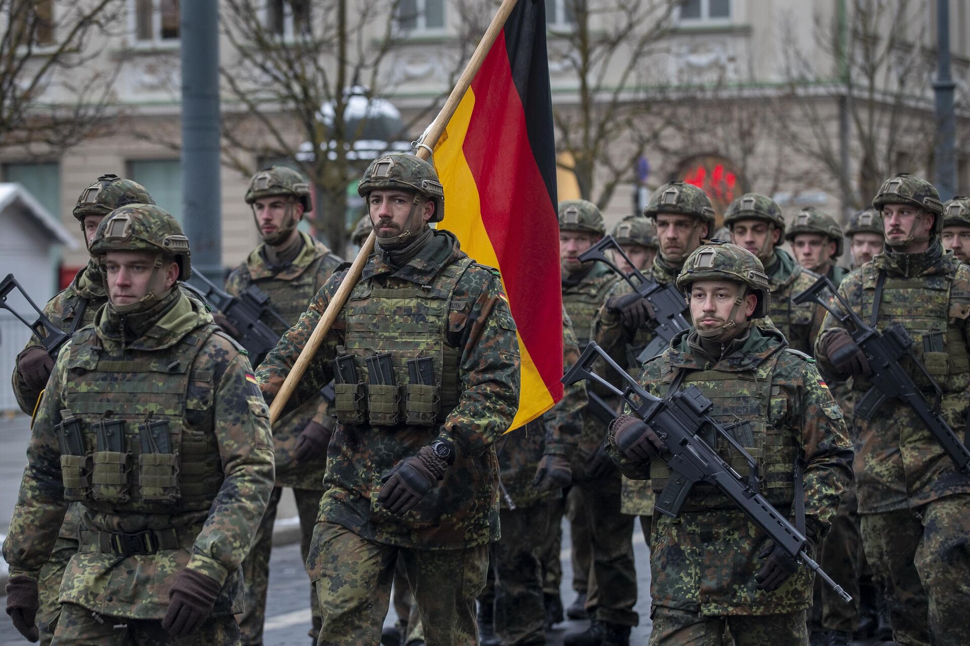 Membros do Exército alemão participam de um desfile militar que marca o 104º aniversário do Exército lituano, no Dia das Forças Armadas. Vilnius, Lituânia, 23 de novembro de 2022